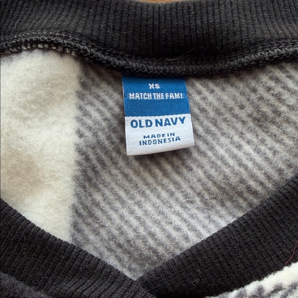 Old Navy Fleece Henley Pajama Romper -- 3.5-inch inseam - Picture 4 of 6